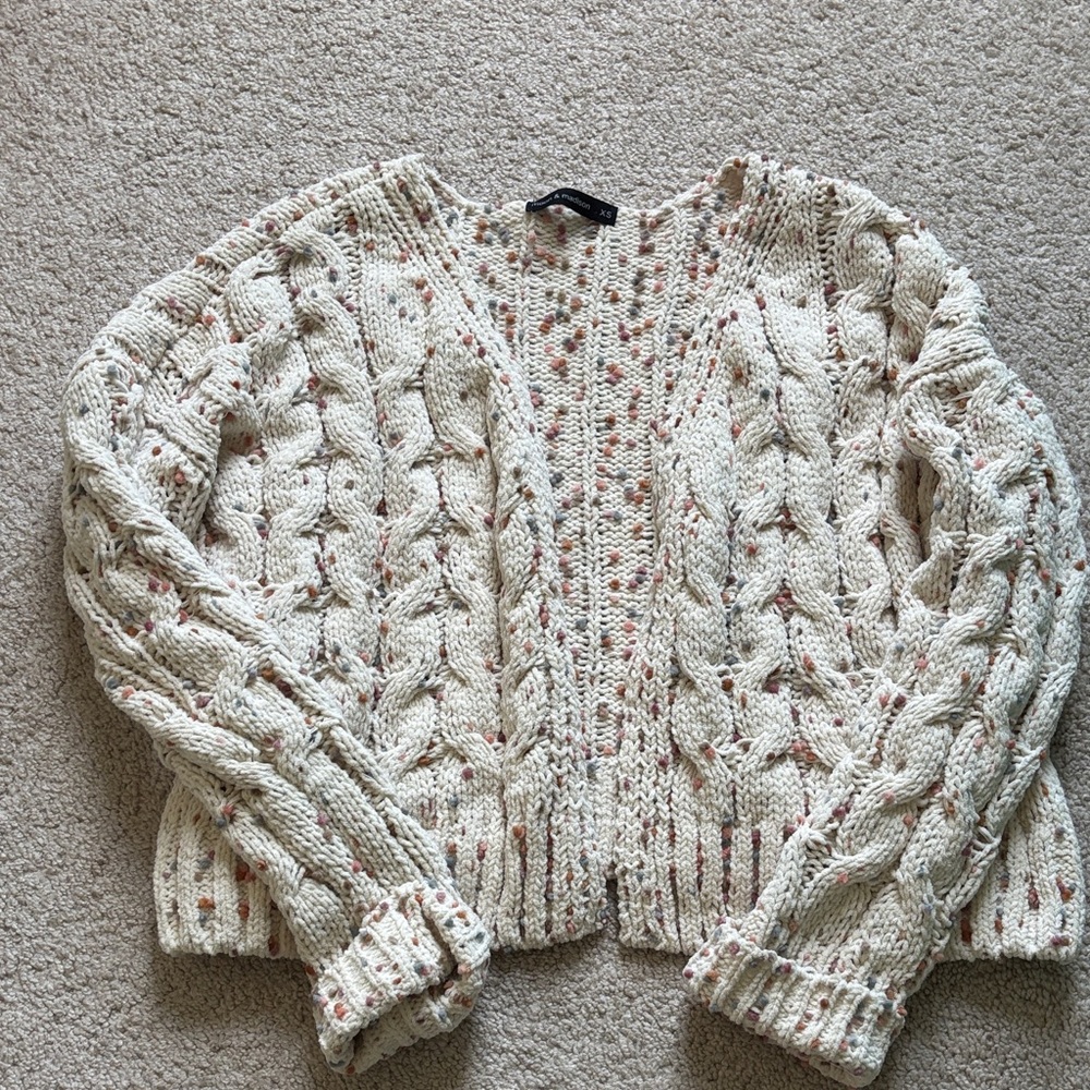 Moon & Madison Cropped Cardigan